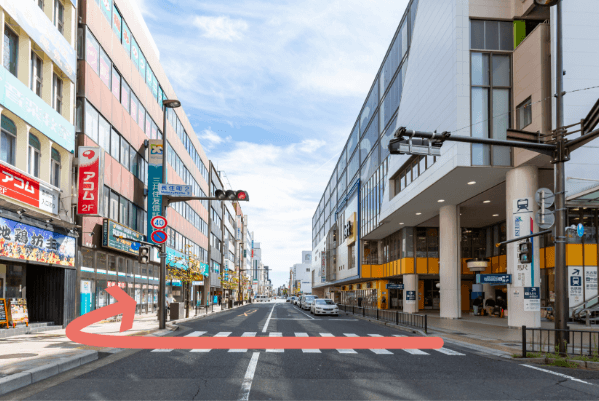 ロフトの向かい側へ横断歩道をお渡りください。